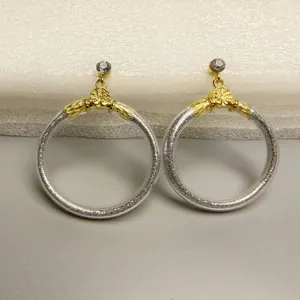 Detail van grote jelly-oorringen met zilveren glitters en goudkleurige accenten