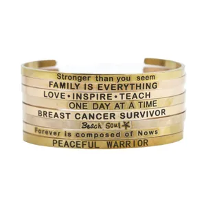 Set mit 8 Edelstahl Armreifen mit gravierten inspirierenden Zitaten in Gold und Roségold