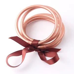 Set di bracciali jonc bouddhiste in silicone oro rosa con fiocco in nastro marrone