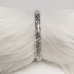 Primer plano detallado de pulsera de tubo de PVC de 9mm con brillantes circonitas de plata