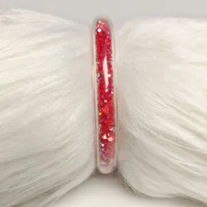 Primer plano detallado de un brazalete de PVC de 9mm lleno de purpurina roja y circón brillante.