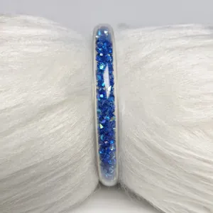 Vista macro de un brazalete jelly de PVC de 9mm con brillantes cristales azules.