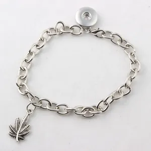 Detailansicht eines silberfarbenen Druckknopf-Kettenarmbands mit einem Blattanhänger