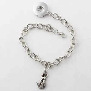 Detailansicht eines silbernen Meerjungfrau-Armbands mit DIY-Druckknopf-Basisanschluss