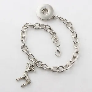 Detailansicht eines silbernen Snap-Button-Armbands mit Hirsch-Anhänger und Gliederkette.
