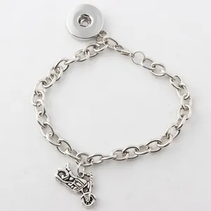 Detailansicht des silbernen Kettenarmbands mit Motorradanhänger und Druckknopfsockel.