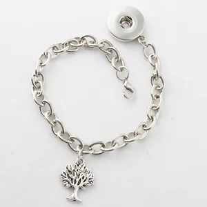 Detailansicht eines silbernen Snap-Button-Armbands mit Lebensbaum-Anhänger.