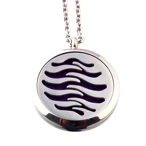 Gedetailleerde close-up van de roestvrijstalen etherische olie diffuser ketting met golven