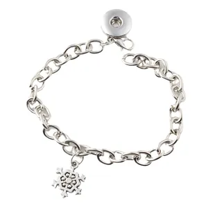 Silbernes Kettenglied-Druckknopf-Armband mit einem feinen Schneeflocken-Anhänger Design