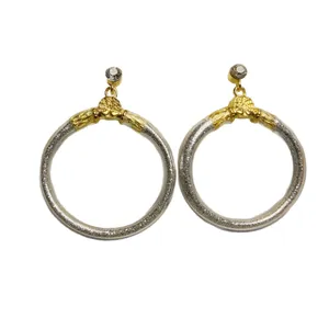 Elegante goud- en zilverkleurige glitter oorringen met glinsterende strass-steentjes