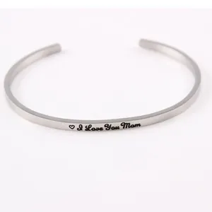 Eleganter 4mm Edelstahl-Armreif mit I Love You Mom Herz-Gravur als Geschenkidee