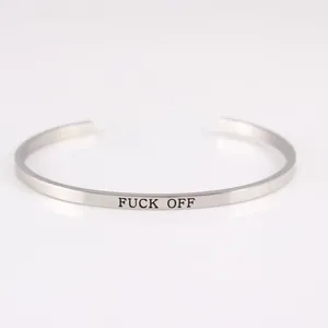 Vue détaillée d'un bracelet jonc en acier inoxydable argenté gravé 'FUCK OFF'
