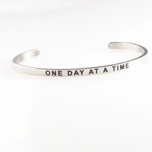 Minimalistischer Edelstahl Offener Armreif Für Damen Graviert One Day At A Time Inspirierendes Mantra Armband Silber Schmuck
