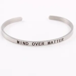 Silberner 4mm Edelstahl-Armreif mit Mind Over Matter Gravur, offen und schlicht