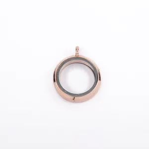 Vista dettagliata di un ciondolo medaglione flottante rotondo da 30mm in oro rosa e vetro
