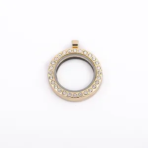 Detailweergave van een ronde gouden locket met vele glinsterende kristallen stenen