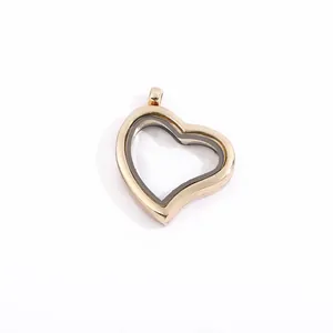 Dettaglio del ciondolo locket galleggiante a cuore dorato da 30 mm per creazioni DIY
