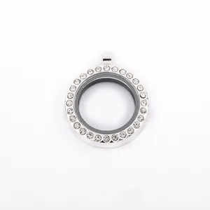 Gedetailleerde weergave van een zilveren ronde locket hanger met sprankelende strassteentjes.