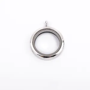 Primo piano del ciondolo locket galleggiante da 30 mm con finitura argento lucido