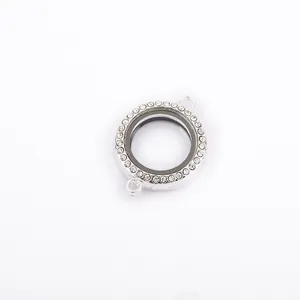 Dettaglio del medaglione galleggiante rotondo argento da 25mm con strass