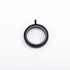 Vista dettagliata di un ciondolo medaglione galleggiante in vetro nero da 30 mm per fai da te