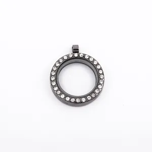 Macro-opname van een gunmetal ronde glazen medaillon bezet met sprankelende strassteentjes