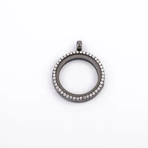 Detailansicht eines runden Gunmetal-Medaillons mit einem glitzernden Strassrand