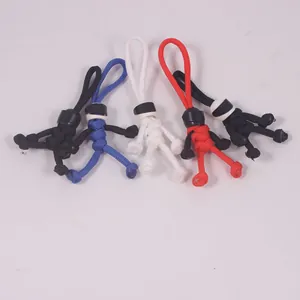 Detail van handgeweven paracord menselijke figuur sleutelhangers in blauw, zwart, wit en rood