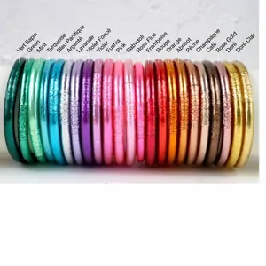 Vista dettagliata di vari braccialetti colorati in silicone glitterato con motivi a loto