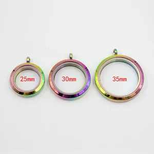 Regenbogenfarbene Medaillons aus Edelstahl in den Größen 25mm, 30mm und 35mm.