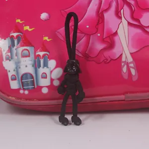 Detailopname van een creatieve zwart gevlochten Darth Vader paracord figuur sleutelhanger