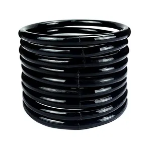 Hochwertiges Set aus 9 glänzenden schwarzen PVC-Jelly-Armreifen für modernes Styling.