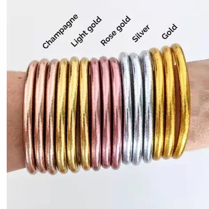 Vista dettagliata di bracciali in silicone metallico in champagne, oro e argento