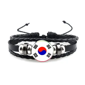 Dettaglio bracciale bandiera Corea del Sud in pelle intrecciata e cabochon Taegeukgi