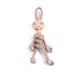 Gedetailleerd overzicht van gevlochten paracord sleutelhanger met alien pophoofd