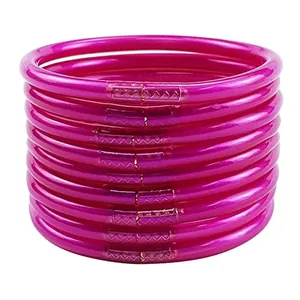 Detailansicht stapelbarer fuchsiafarbener Jelly Bangles mit Goldfolienfüllung
