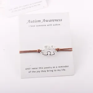 Detailweergave van de verzilverde puzzelarmband voor autismebewustzijn op de kaart.
