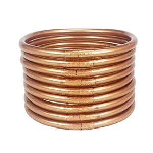 Detailansicht von neun goldfarbenen PVC-Silikon-Jelly-Armreifen im Set mit glattem Finish