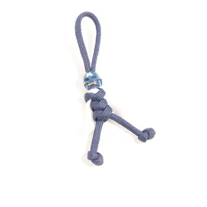 Detailweergave van een donkerblauw paracord geweven heldenpop sleutelhanger cadeau