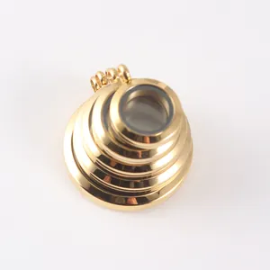 Nahaufnahme von gestapelten goldenen Floating Lockets mit Glas für DIY-Anhänger