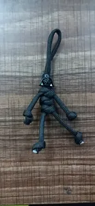 Gedetailleerde weergave van een zwarte paracord sleutelhanger met Darth Vader helm