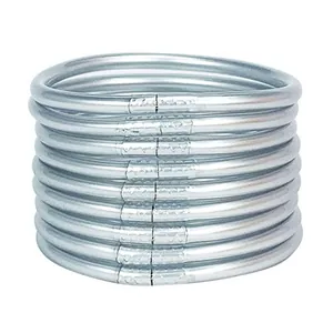 Detailaufnahme von neun flexiblen silbernen Glitzer-Jelly-Armreifen im Set-Stapel