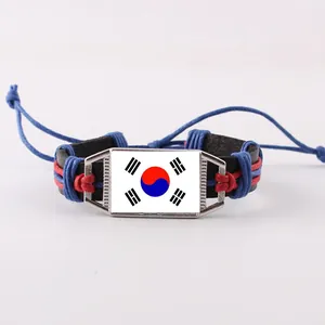 Dettaglio del bracciale in pelle intrecciata con bandiera della Corea del Sud regolabile