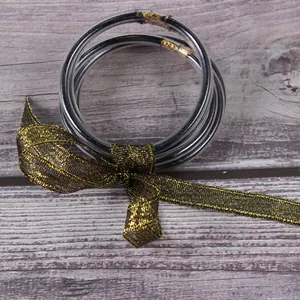 Detailopname van 5-delige set siliconen jelly armbanden met gouden glittervulling.