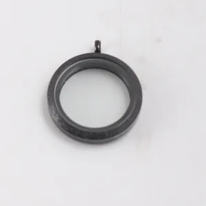 Detailansicht eines hochwertigen schwarzen kreisförmigen Edelstahl-Glas-Medaillons