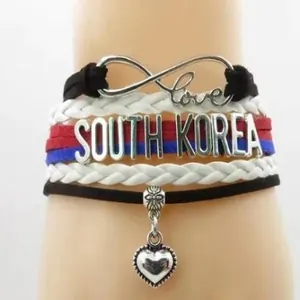 Primo piano di un bracciale fatto a mano a tema bandiera coreana con ciondoli