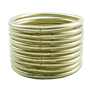 Detailansicht von neun goldfarbenen, flexiblen PVC-Jelly-Armreifen auf Weiß