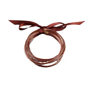 Ensemble de cinq bracelets joncs en silicone pailleté avec un nœud en ruban de satin bordeaux