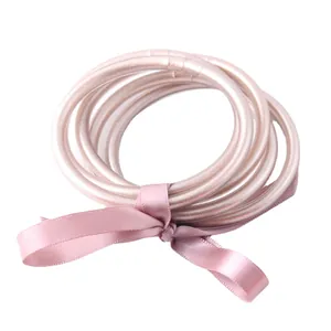 Set di cinque braccialetti jelly in silicone rosa glitterato con fiocco in raso
