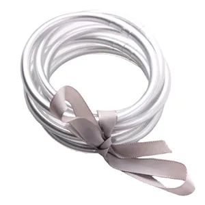 Elegantes Set aus silbernen PVC-Silikon-Jelly-Armreifen mit einer grauen Schleife
